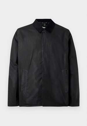 Fekete dzseki sima felülettel, kordbársony gallérral, elől gombos záródással és két oldalzsebbel. Egyszerű kialakítás, látható minták nélkül.