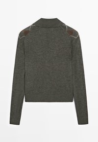 Pull vert foncé à manches longues avec un col montant et des patchs marron aux épaules cousus avec un fil blanc, vu de dos.
