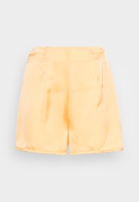 Calções amarelos em satin com uma textura suave, design ajustado e pregas na frente. Apresenta um corte reto e detalhes de bainha cosida.