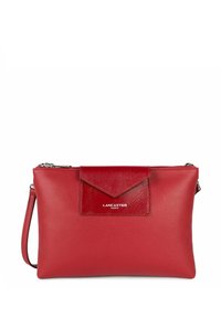 Clutch in pelle rossa con una texture liscia e un pannello lucido. Presenta una chiusura con zip e una tracolla rimovibile.
