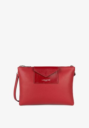 Clutch in pelle rossa con una texture liscia e un pannello lucido. Presenta una chiusura con zip e una tracolla rimovibile.