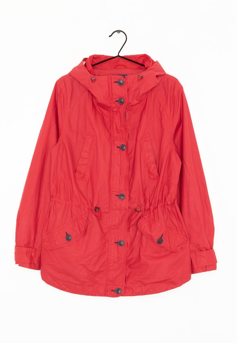 Veste rouge à capuche avec boutons sur le devant, deux poches à rabat avec boutons, et cordons de serrage réglables à la taille, suspendue à un cintre noir.