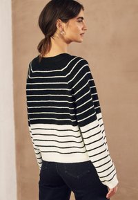 Next STRIPE THROUGH REGULAR FIT - Kardiganas - black and white