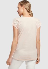 Lys pink kortærmet t-shirt lavet af blødt stof, med rund halsudskæring og en afslappet pasform. Enkelt design, uden synlige mønstre.
