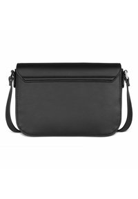 Borsa a tracolla nera in pelle con texture liscia, chiusura a patta e tracolla regolabile. Presenta cuciture sottili e un design minimalista.