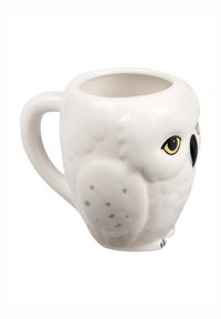 Mug in ceramica bianca a forma di gufo, con un corpo sagomato, grandi occhi e un manico laterale. Dettagli in nero e giallo.