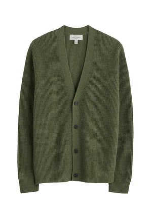 Cárdigan de punto verde con escote en V, cinco botones negros, puños y dobladillo acanalados, con un patrón texturizado a lo largo de la tela.