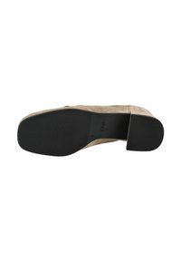 Tacón de ante color marrón con suela de goma negra. El zapato presenta un diseño simple con una ligera inclinación en la parte posterior y una superficie texturizada.
