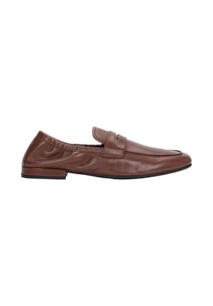 Brauner Lederloafers mit elastischem Fersenbereich, flacher Sohle und dekorativem Riemen über dem Spann, seitliche Ansicht.