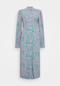 Robe longue à boutons présentant un motif abstrait de feuilles roses et vertes, fabriquée en tissu léger, avec des manches longues et un col.