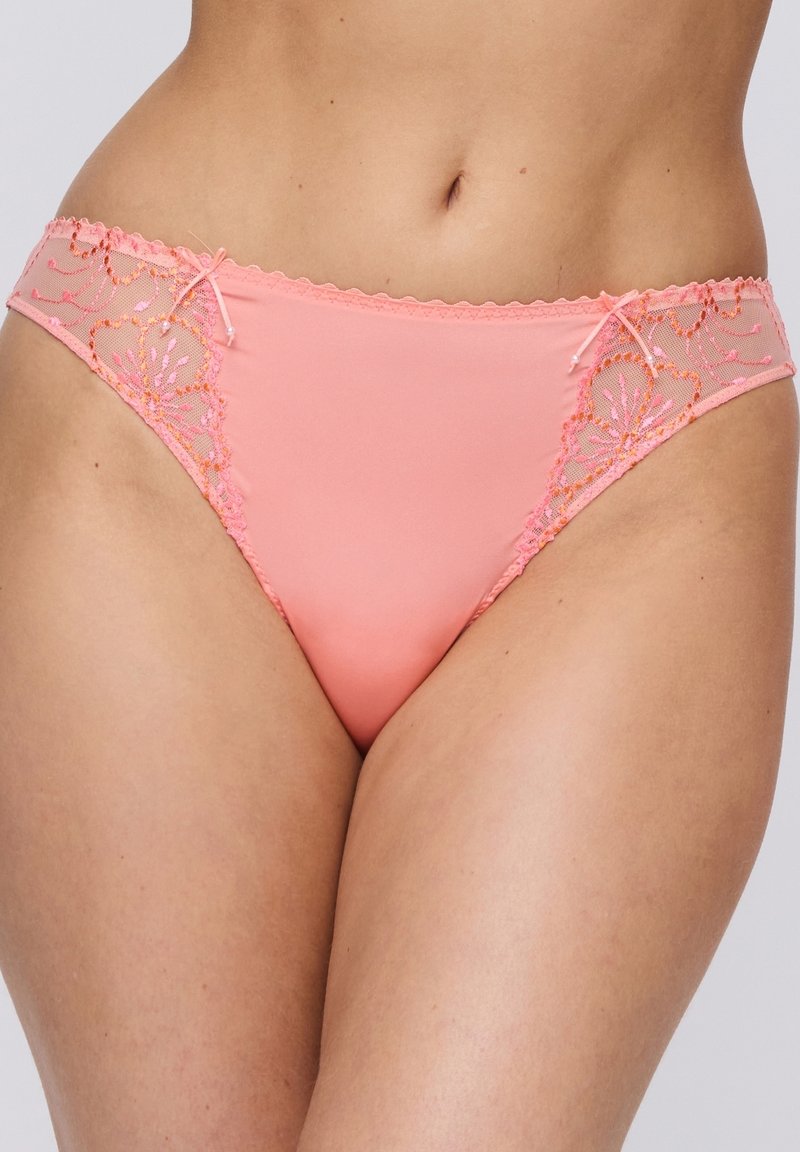 Roze lingerie van een gladde stof. Voorzien van bloemmotieven van kant op de taille en zijkanten, en delicate strikjes aan elke kant.