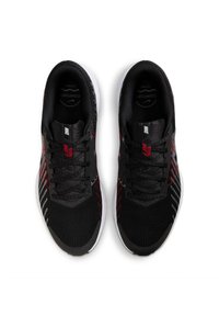 Schwarze Sportschuhe mit roten und weißen Akzenten, leichtes Mesh-Obermaterial, runde Zehen, flache weiße Sohle und Schnürdesign.