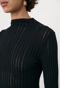GAP GAP X CULT GAIA SHEER MCKNCK TOP - Stickad tröja - black