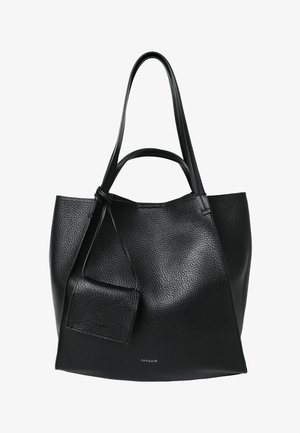 Fekete, texturált bőr bevásárlótáska hosszú fogantyúkkal és egy kis hozzáerősített neszesszerrel, elöl diszkrét "Tatuum" márkalogóval.