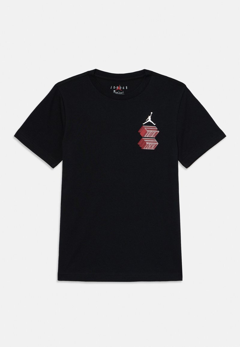 T-shirt en coton noir avec un design graphique rouge et argent mettant en avant des boîtes empilées et un logo Jumpman sur le côté supérieur gauche.
