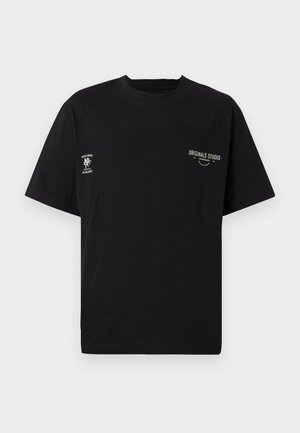 Tricou negru cu mânecă scurtă și guler rotund, cu text și grafică mică imprimată în alb pe partea stângă și dreaptă a pieptului.