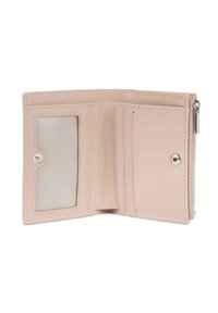Portefeuille en cuir rose clair avec fermeture éclair, emplacements pour cartes et une fenêtre transparente pour pièce d'identité. Présente des coutures nettes et une texture lisse.