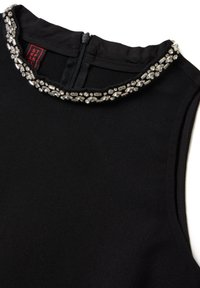 Top senza maniche nero con colletto alto, dotato di un bordo decorativo in perline attorno all scollatura e una cerniera nascosta sul retro.