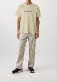 Guess Jeans Triko s potiskem - beige