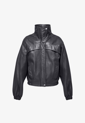 Zwarte leren jack met een hoge kraag, elastische manchetten en twee voorkwesten. Heeft een gladde textuur met contrasterende steekpatronen.