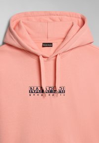 Sudadera con capucha rosa con cordones y un logo negro de "Napapijri geographic" centrado en el pecho.