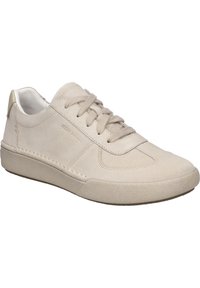 Zapatilla de ante beige con puntera redonda, diseño de cordones y suela de goma texturizada. Presenta detalles de costura y un sutil logotipo en el costado.