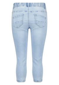 Un pantalon capri en denim bleu clair avec une taille élastique, deux poches arrière et une coupe ajustée se rétrécissant vers les chevilles.