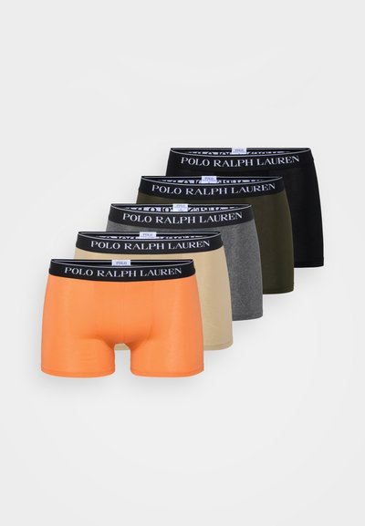 Boxer briefs em um conjunto de cinco: laranja, cáqui, cinza, preto e bege, com cinturas elásticas pretas apresentando o texto "POLO RALPH LAUREN".