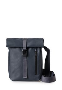 Dunkelgraue Roll-Top-Schultertasche mit vertikalem Reißverschlussfach auf der Vorderseite und verstellbarem Tragegurt auf weißem Hintergrund.