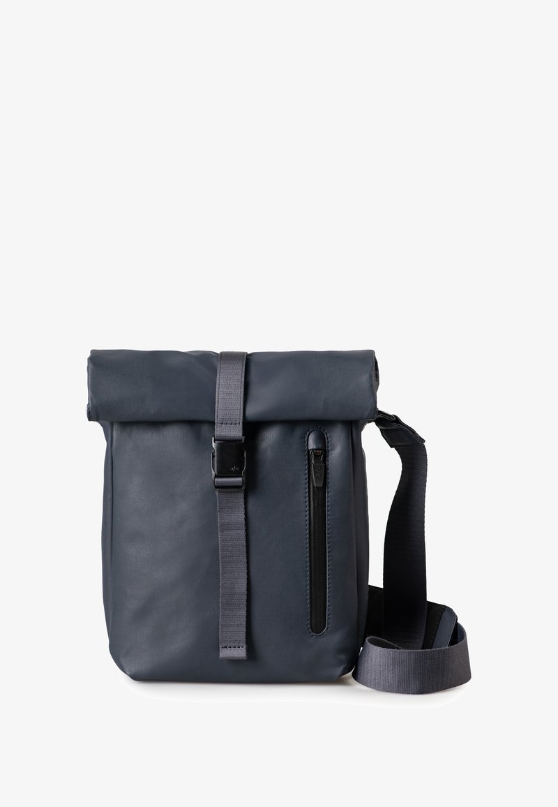 Dunkelgraue Roll-Top-Schultertasche mit vertikalem Reißverschlussfach auf der Vorderseite und verstellbarem Tragegurt auf weißem Hintergrund.