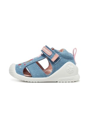 Sandalo per bambino piccolo blu con dettagli rosa, ricamo floreale, suola in gomma e cinturino regolabile in Velcro su sfondo bianco.