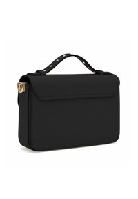 Borsa a tracolla nera rettangolare realizzata in materiale liscio con chiusura a patta, hardware dorato e manico con borchie per un tocco aggiuntivo.