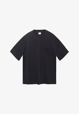 Czarny bawełniany T-shirt z krótkimi rękawami, okrągłym dekoltem, prostym krojem oraz kieszonką na lewej piersi. Gładka faktura z minimalnie widocznymi szwami.