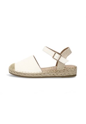 Sandalia espadrille blanca con suela de yute trenzado, puntera cerrada, tira trasera trenzada y correa de tobillo ajustable con hebilla.