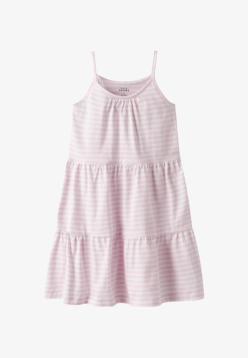 Robe sans manches rose clair avec des fines bretelles, présentant des rayures horizontales blanches et un ourlet à volants en couches. Fabriquée en tissu doux.