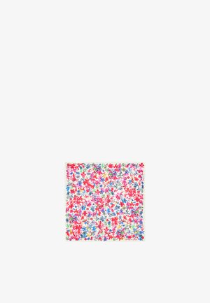 Vierkante sjaal met een bloemenpatroon in rood, roze, blauw en groen op een witte achtergrond. Gemaakt van lichte stof met een gladde textuur.