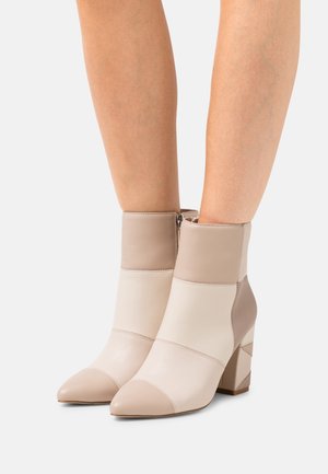 Madden Girl, Bottines à talons hauts - nude