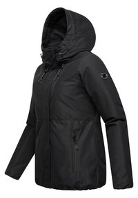 Veste isolée noire avec capuche, dotée d'une poche zippée, de cordons de serrage réglables et d'une texture lisse et mate.