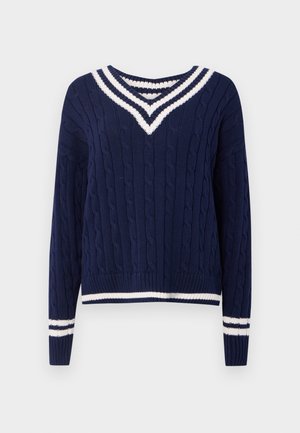 Navy blå kabelstrikket genser med hvite striper ved V-hals, mansjetter og kant, som har lange ermer og ribbestruktur.