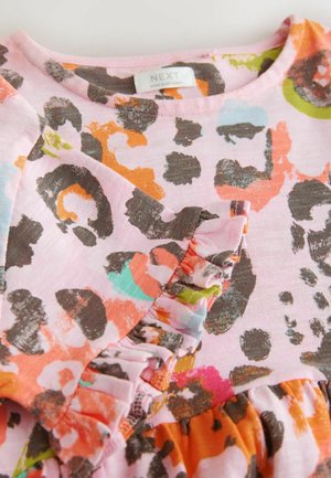 Bomulds kjole med pink base og flerfarvet leopardmønster, flæsedetalje på ærmet og en orange kant. Mærkeetiketten er synlig.