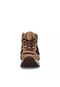 Sneaker marrone alta con tomaia in pelle scamosciata e tessuto intrecciato, lacci marroni e suola in gomma a righe. Vista frontale che mette in risalto la forma e il design.