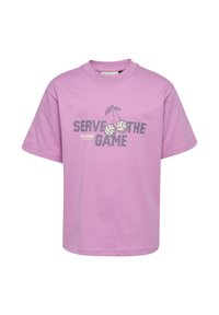 Hellviolettes Baumwoll-T-Shirt mit rundem Ausschnitt, kurzen Ärmeln und einem grafischen Design mit Kirschen und Volleyballs, der Text lautet "SERVE THE GAME."