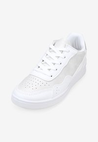 Weiße Sportschuhe mit einer Kombination aus glattem Synthetikmaterial und Wildleder. Sie haben eine durchlüftete Zehenpartie, runde Schnürsenkel und einen gepolsterten Schaft.