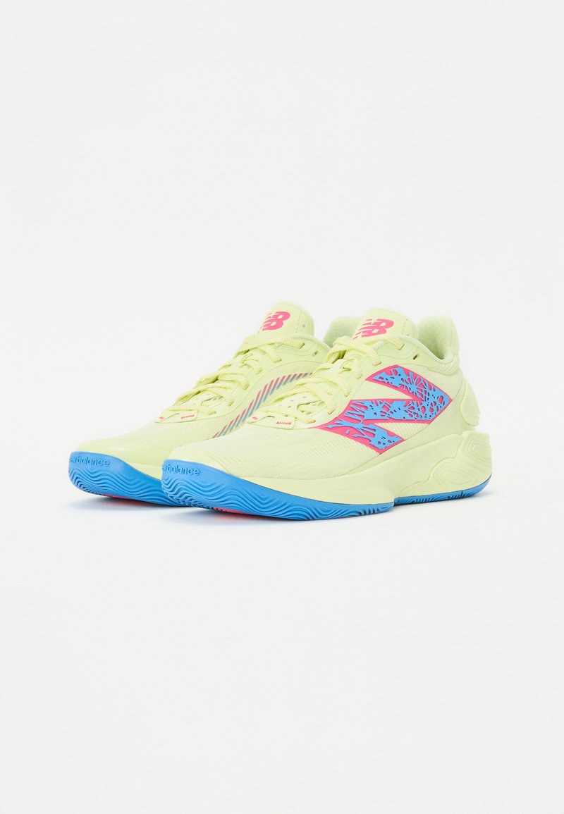 Zapatillas deportivas de color verde lima con un acento azul y rosa, que cuentan con una suela texturizada, una parte superior de malla y un diseño de patrones intrincados en los laterales.