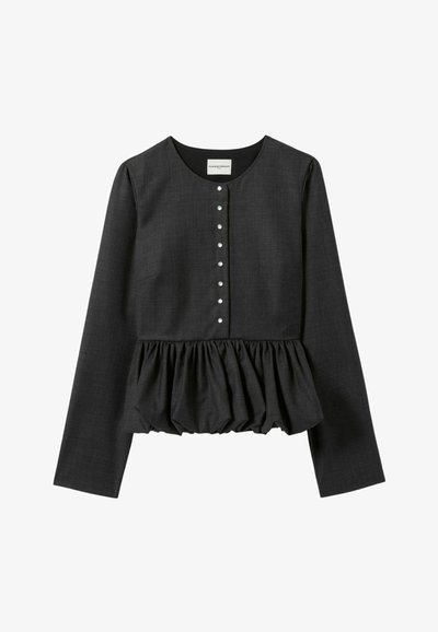 Maglietta nera a maniche lunghe con scollatura rotonda, dettagli con bottoni lungo il davanti e orlo arricciato. Realizzata in tessuto leggero con una finitura testurizzata.