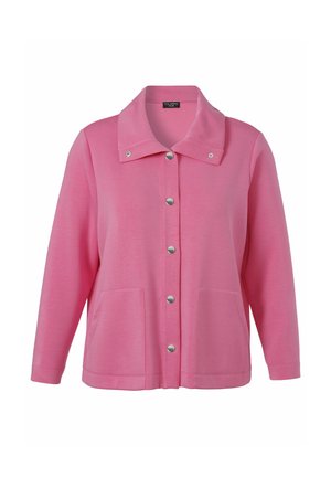 Pinkfarbene Jacke mit langen Ärmeln, Druckknöpfen vorne, zwei Fronttaschen und einem breiten Kragen mit zusätzlichen Druckknopfdetails.