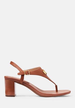 Sandale femme en cuir marron avec talon bloc, boucle latérale réglable et détail décoratif doré sur la bride intercalaire.