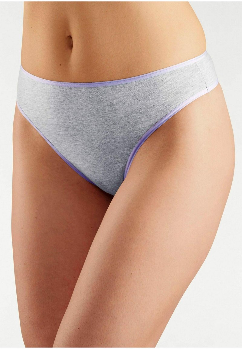 Culotte hipster en coton mélangé gris avec bord lavande ; design taille basse ; texture lisse ; coutures latérales visibles.