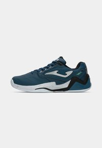 Sapatilha desportiva azul com parte superior texturizada, detalhes em preto e sola salpicada de branco. Apresenta um painel em malha e elementos de design curvos.