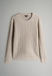Svijetlosmeđi pleteni pulover s okruglim izrezom, dugim rukavima, rebrastim manžetama i donjim rubom. Mekana tekstura i istaknuti uzorak reljefa.